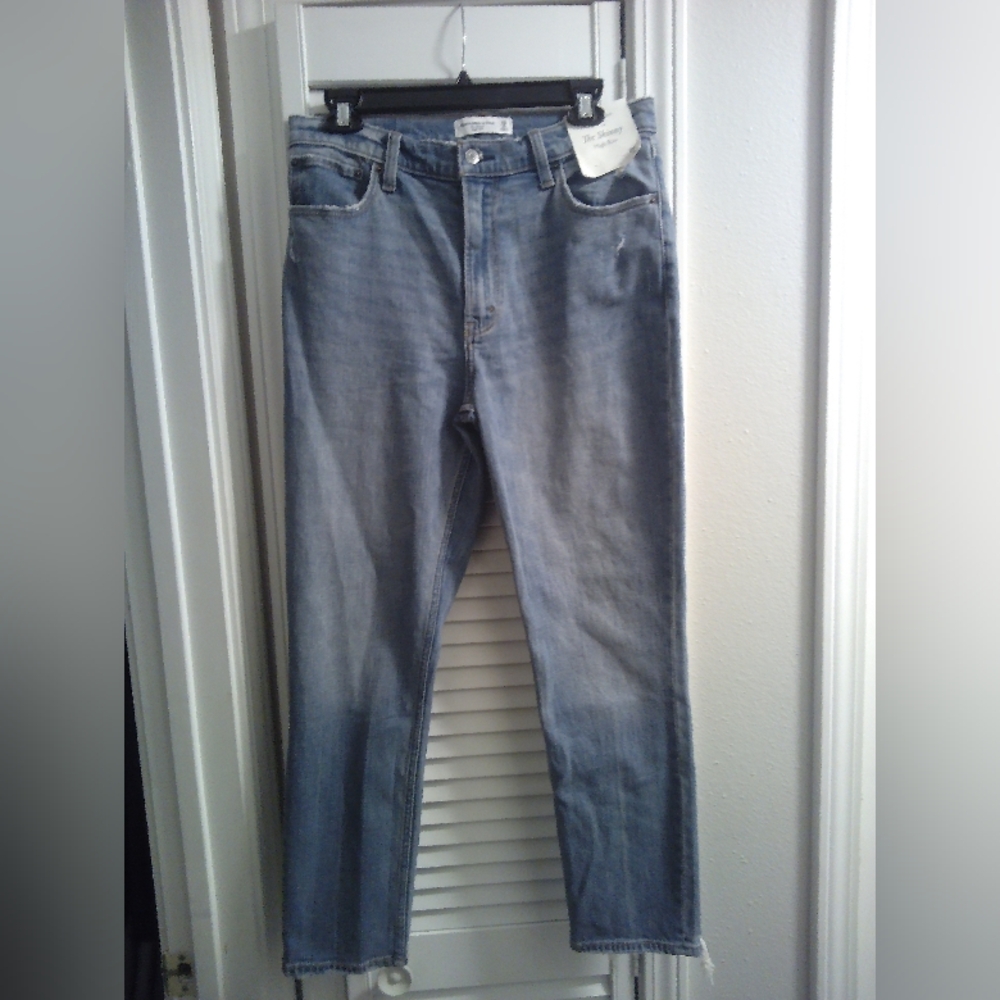 NWT Abercrombie and Fitch The Skinny High Rise Size 29/8r